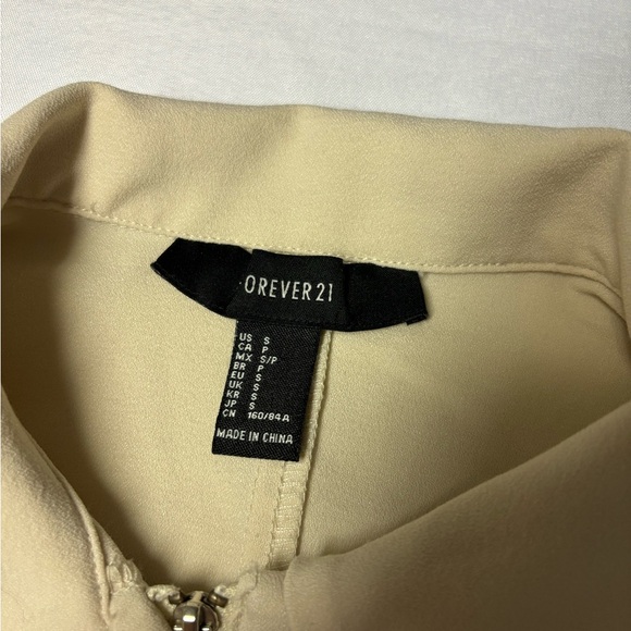 (2/$15) FOREVER 21 CROP TOP 🙈 - Picture 2 of 3